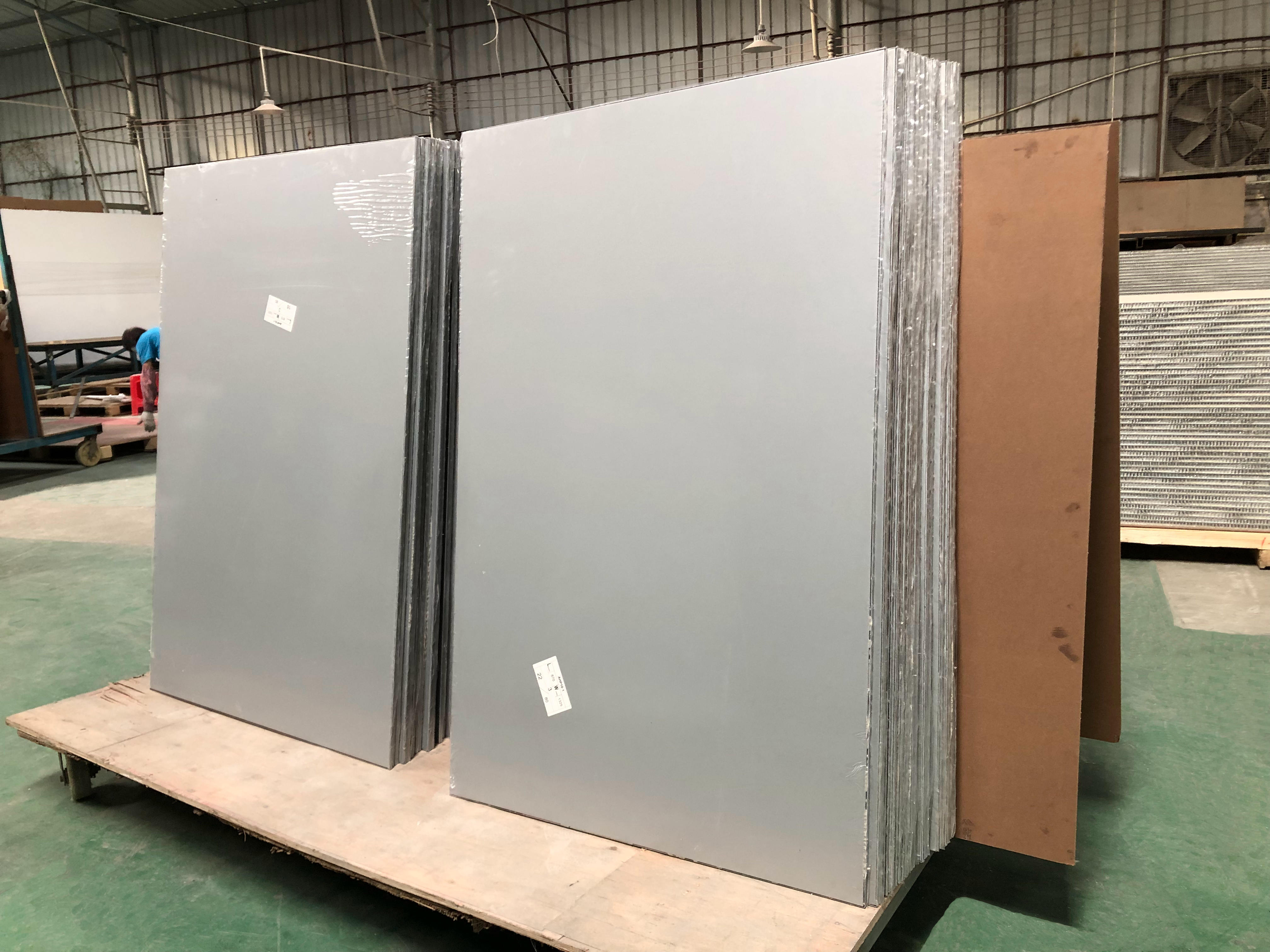 25mm亮银铝蜂窝板