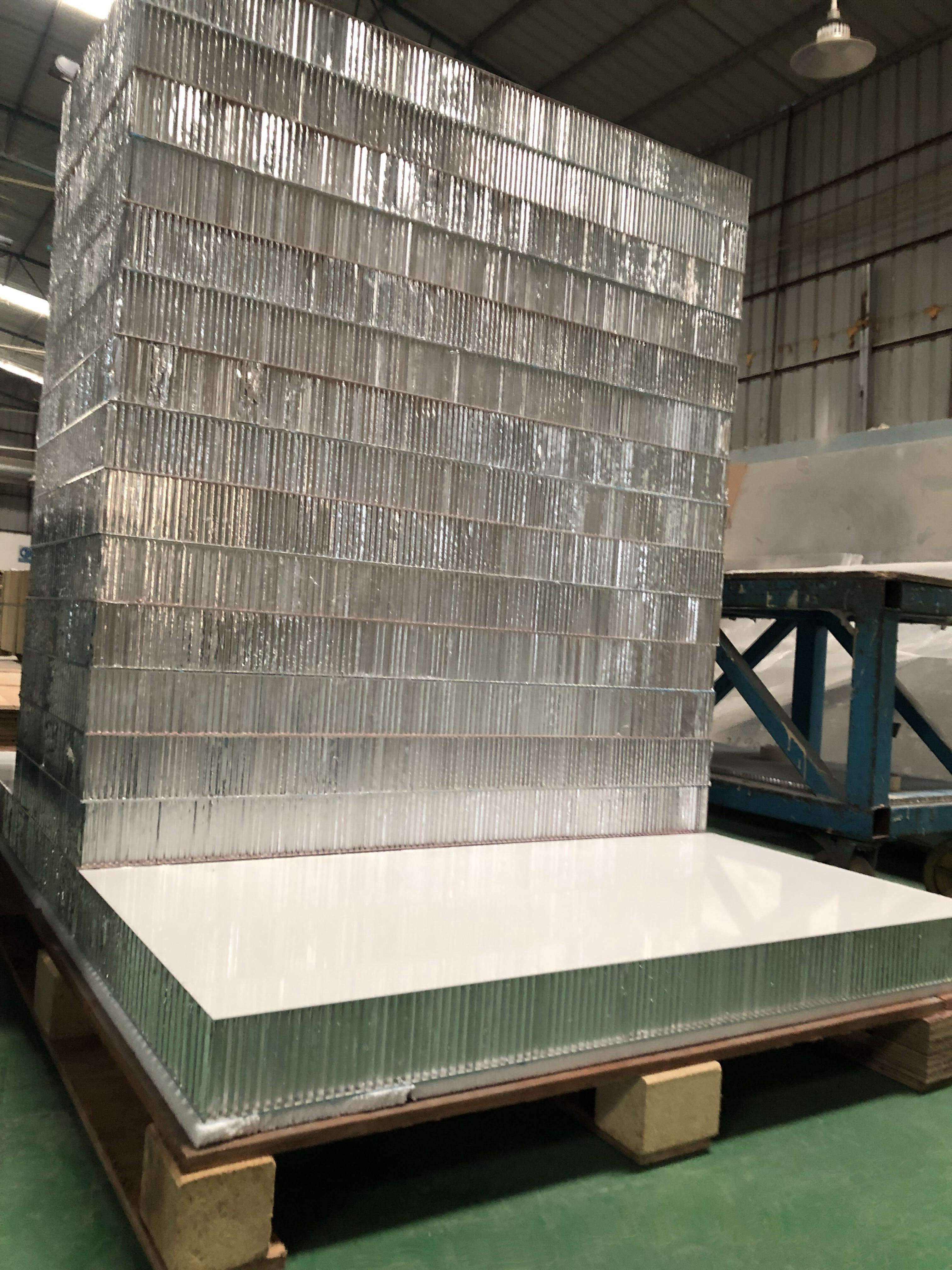 94mm滚涂白色铝蜂窝板