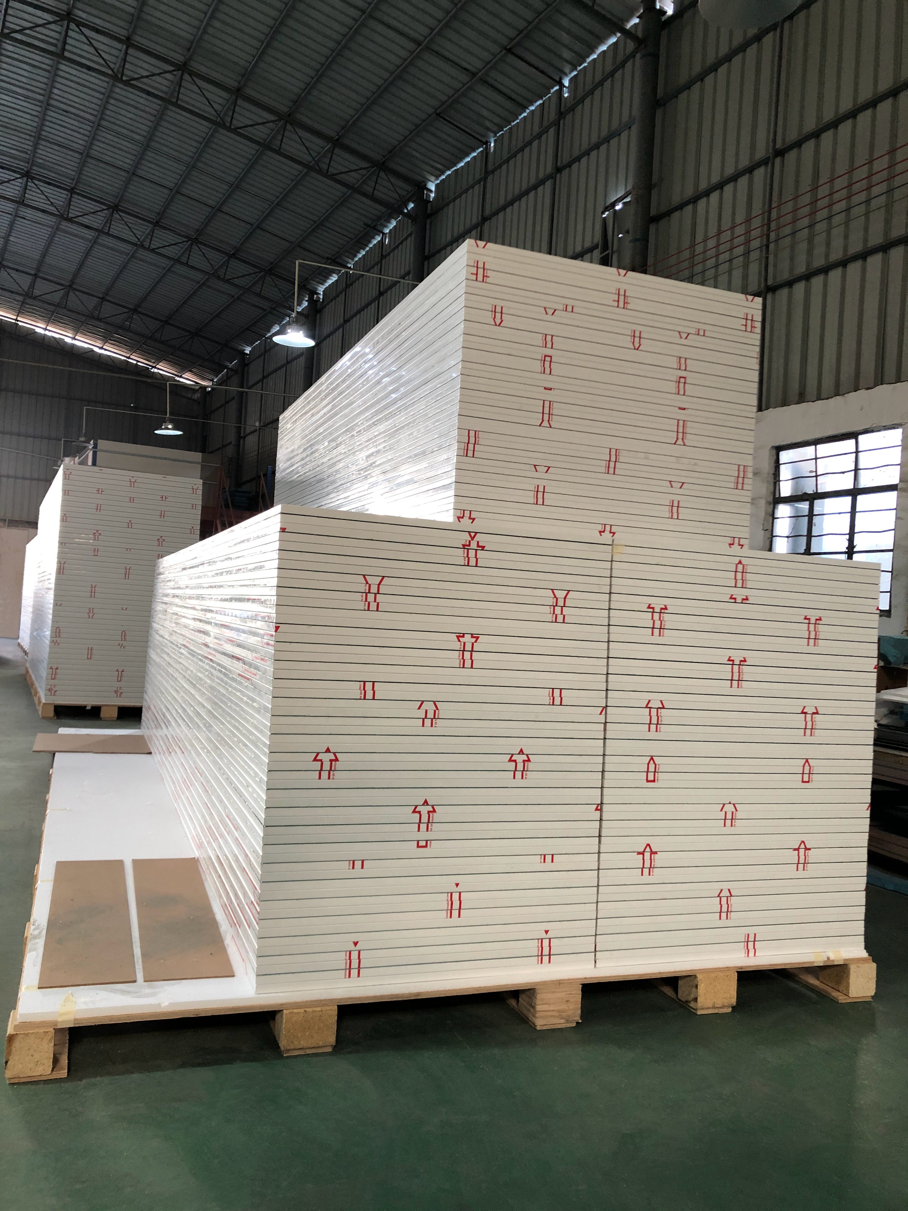 20mm滚涂白色双面冲孔蜂窝板